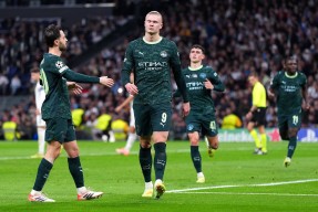 乐鱼app-曼城遭遇零封，联赛榜首位置岌岌可危