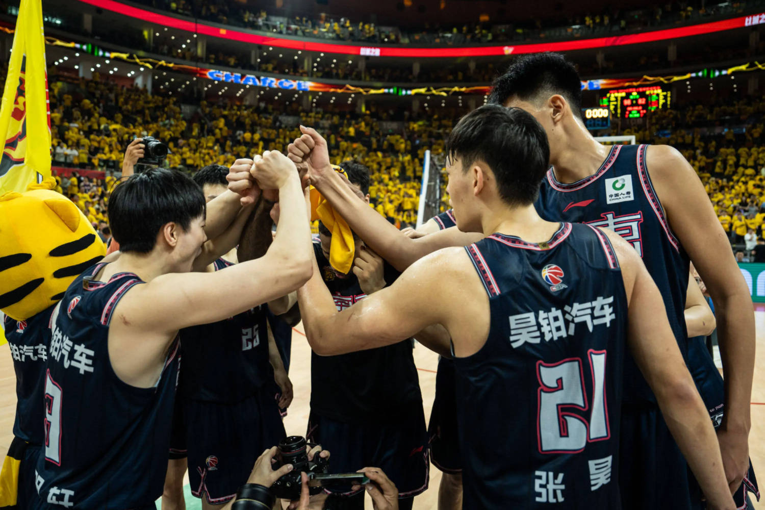 乐鱼-包含球员表现突出，广东队轻松获得胜利的词条  第1张